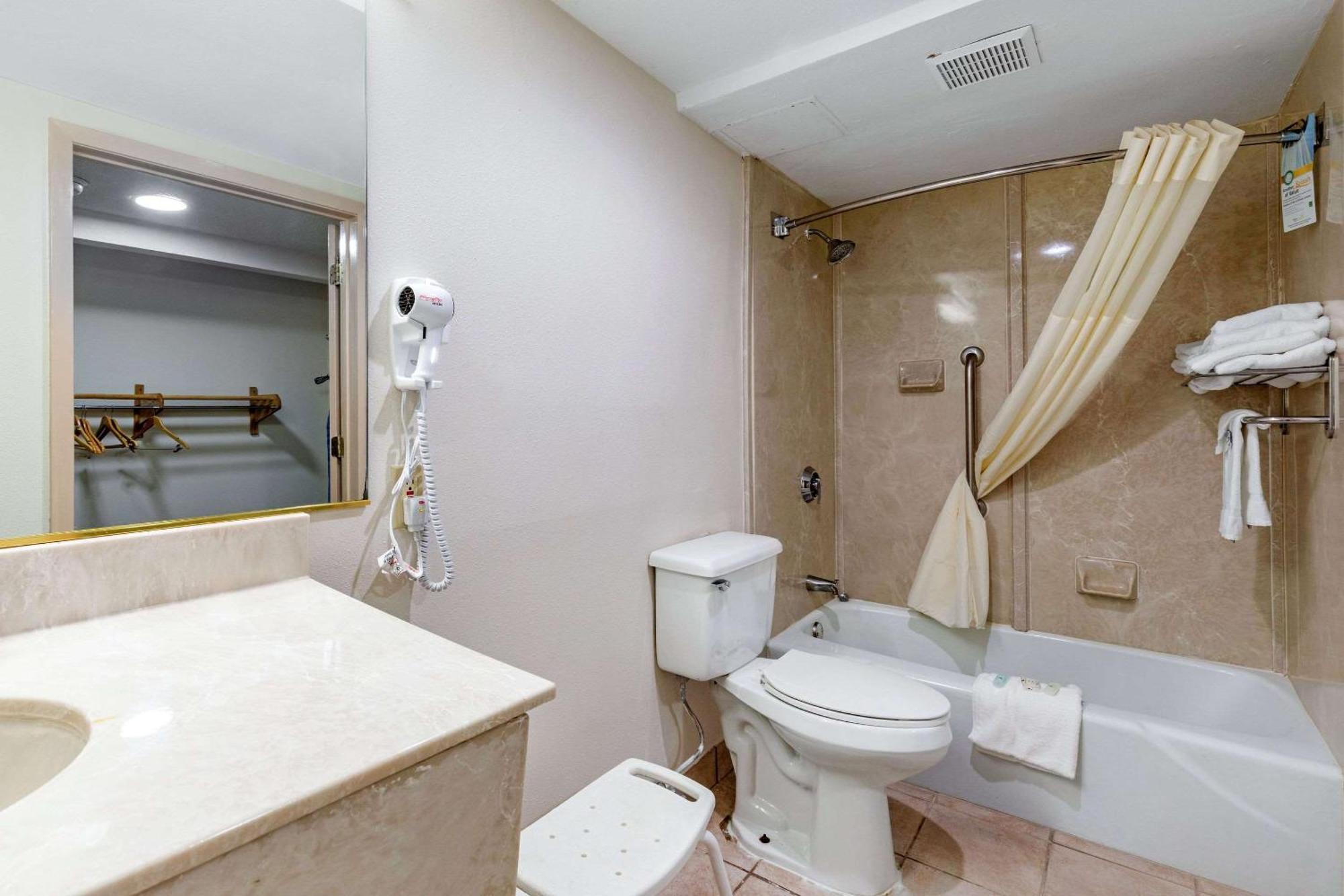 Quality Inn Tyler - Lindale Bagian luar foto